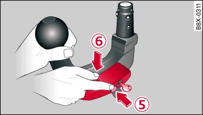 Removable towing bracket: Setting the spring mechanism to the 'ready' position