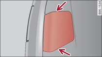 Boot lid: Opening the cover in the boot lid