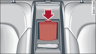 Asiento trasero: Retirar la cubierta de protección